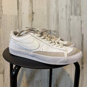 Nike Big Girls Size 7 Women's Size 8.5 Blazer Low '77 Sneakers White/White Shoes